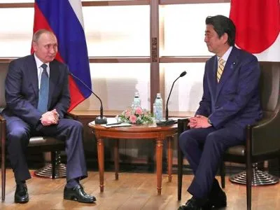 В.Путин и премьер Японии проводят встречу за закрытыми дверями