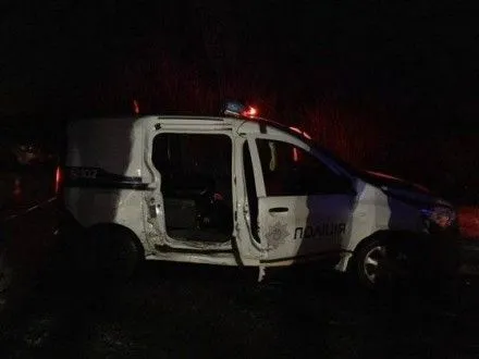 Грабіжники на Львівщині травмували трьох поліцейських і протаранили на бусі поліцейські авто