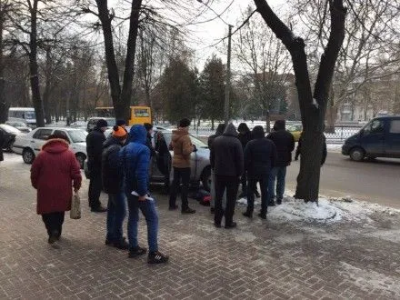 Мужчину со слитком золота задержали в центре Ровно