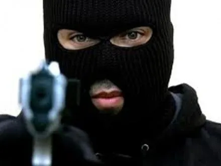 Злоумышленники в масках и с пистолетом ограбили водителя в Одессе