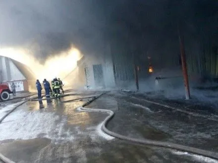 Пожар на складе "секонд-хенда" в Вишневом до сих пор не ликвидировали - ГосЧС