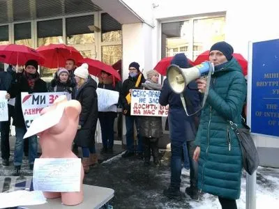 Уличную акцию против наказания за секс-работу устроили возле здания МВД