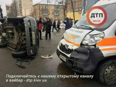 Автівка зіткнулась зі швидкою у Києві
