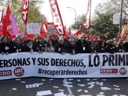 В Испании десятки тысяч людей протестуют против политики экономии