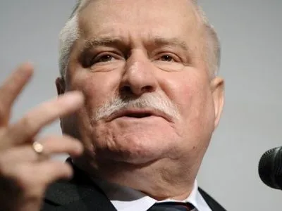 Л.Валенса закликав президента Польщі піти у відставку