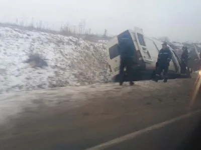 Мікроавтобус злетів з дороги на Львівщині, постраждав водій