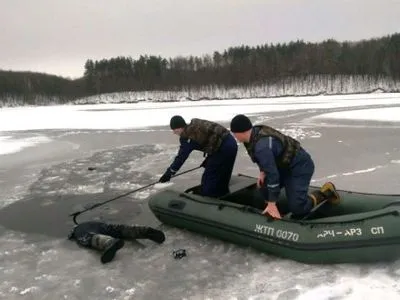 Подо льдом в реке Житомира обнаружили тела двух погибших