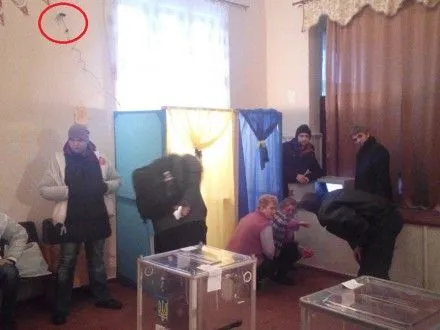 Відеокамеру над кабінкою для голосування зафіксували на дільниці на Закарпатті