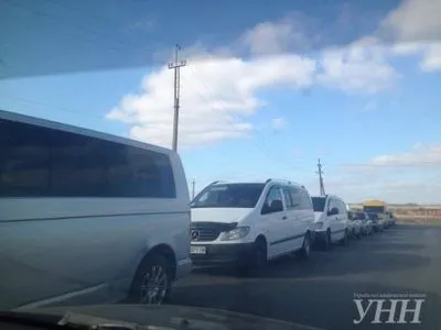 Более 210 авто стоят в очереди на КПВВ "Марьинка" и еще 200 - на "Майорском"