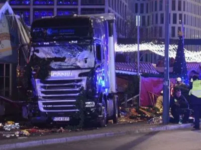 Грузовик въехал в толпу в Берлине, погибли 9 человек
