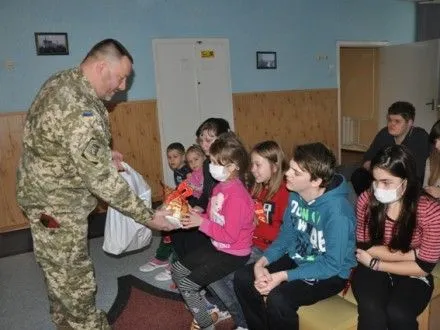 Військові Миколаї із ГО "Серця Кіборгів" привітали дітей з Центру радіаційної медицини