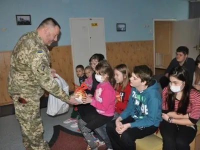 Военные Николаи из ОО "Сердца Киборгов" поздравили детей из Центра радиационной медицины