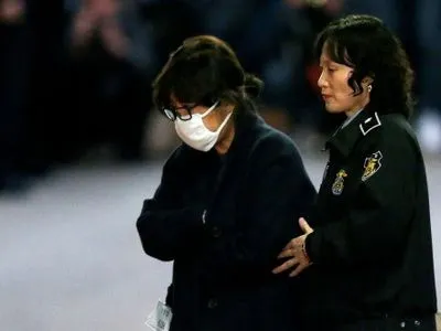 Подруга президента Южной Кореи отрицает свою вину в суде