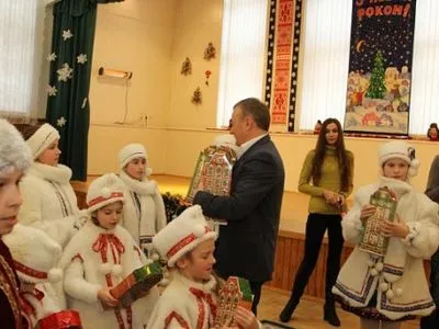 Столичные строители поздравили воспитанников детдома "Малятко" с праздником Николая