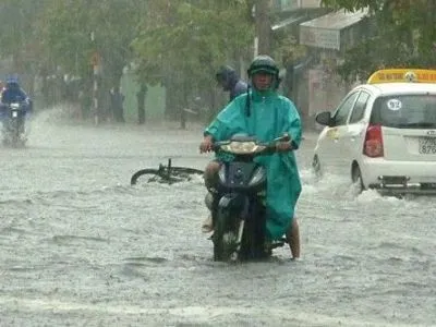 В центральном Вьетнаме меньшей мере 24 человека погибли из-за наводнений
