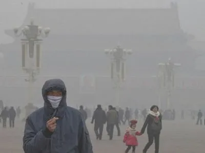 Пекин окутал наиболее густой смог этого года