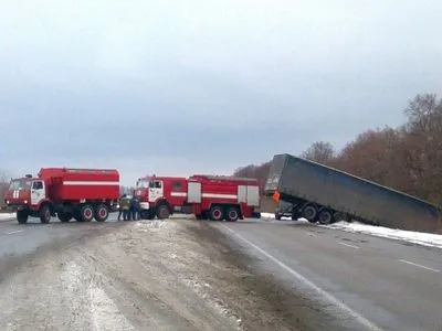 Вантажівка злетіла в кювет на Полтавщині