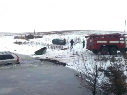 Спасатели вытащили автомобиль из пруда в Житомирской области
