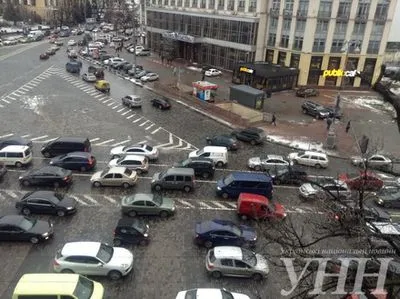 Движение по улице Крещатик в Киеве возобновили