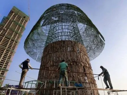В Шри-Ланке возводят самую высокую в мире искусственную елку