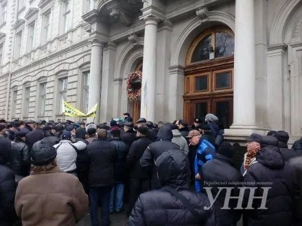 Во Львове возле ОГА начался пикет бывших работников милиции