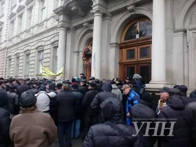 Во Львове возле ОГА начался пикет бывших работников милиции