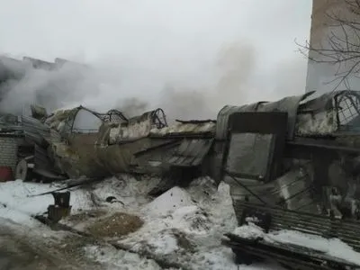 Спасатели ликвидируют пожар на территории кожзавода в Харькове