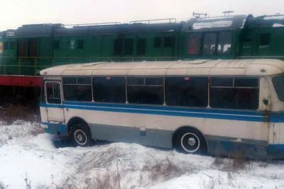Автобус потрапив під потяг на Донеччині, є постраждалі