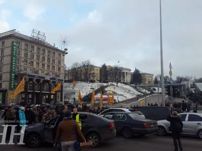 Вкладчики банка "Михайловский" перекрыли движение транспорта в центре Киева
