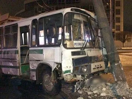 Легковик зіткнувся з автобусом у Хмельницькому