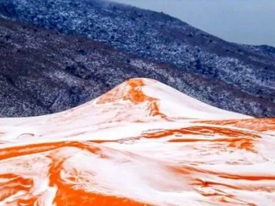 У пустелі Сахара випав сніг - фоторепортаж