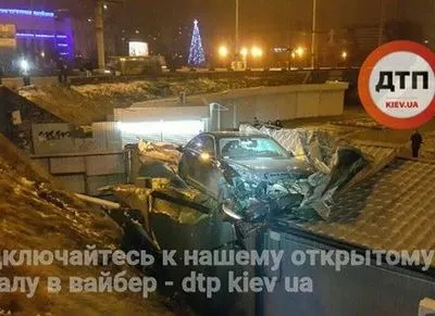 В Києві авто вилетіло з дороги і приземлилося на МАФ