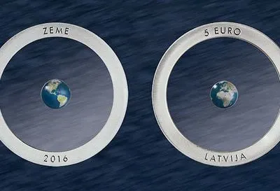 В Латвии выпустили полупрозрачную монету с макетом Земли