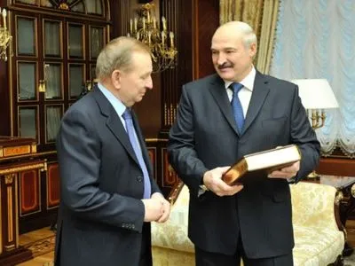 А.Лукашенко подарил Л.Кучме петуха