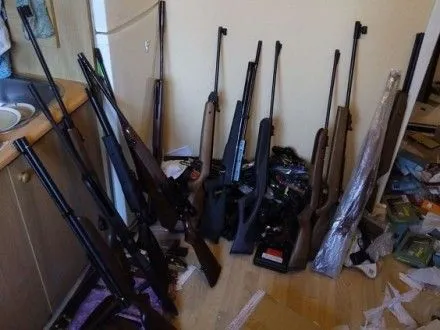 Поліція виявила у квартирі киянина склад зброї