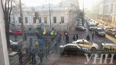 Активисты перекрыли движение по улице Грушевского