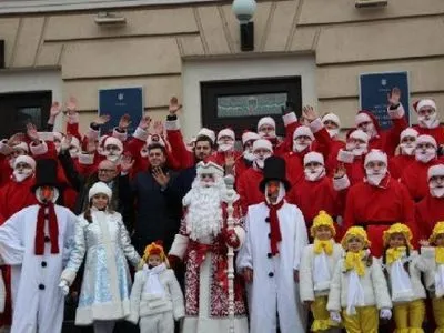 Семьдесят запорожских Дедов Морозов отправились развозить подарки особым детям