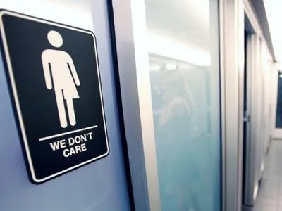Скандальний закон про туалети для трансгендерів залишили в силі у Північній Кароліні