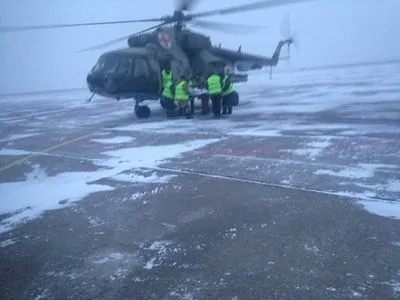 Семерых бойцов АТО доставили вертолетом в Днепр
