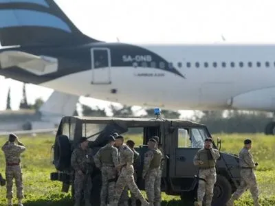 Несколько членов экипажа остаются в заложниках на борту захваченного ливийского самолета