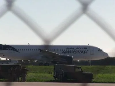 Всех пассажиров и часть членов экипажа освободили из захваченного ливийского самолета