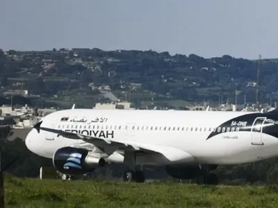 Пасажири почали покидати борт захопленого лівійського літака на Мальті