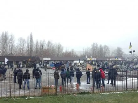 На рынке в Киеве начали строить баррикады после начала его сноса - журналист