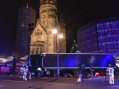 Головного підозрюваного у теракті в Берліні камери зафіксували поблизу мечеті