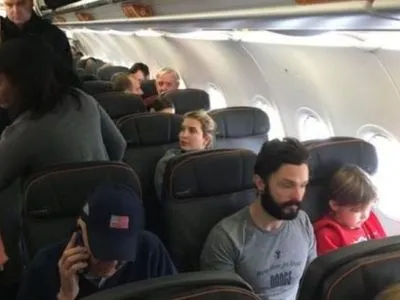 Пасажира, що чіплявся до доньки Д.Трампа, зняли з літака
