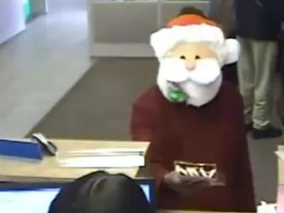Мужчина в маске Санта-Клауса ограбил банк в США