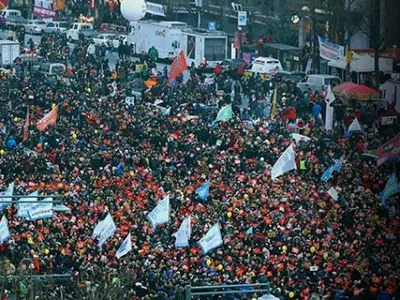Тысячи Санта-Клаусов в Сеуле призвали арестовать президента
