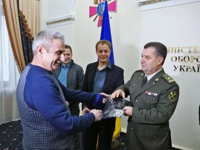 С.Полторак наградил волонтеров медалями