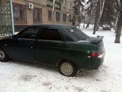 Автомобіль поліції і багатоповерхівку пошкоджено через обстріл на Донеччині