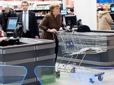 А.Меркель відправилась на різдвяний шопінг зі своїми пакетами